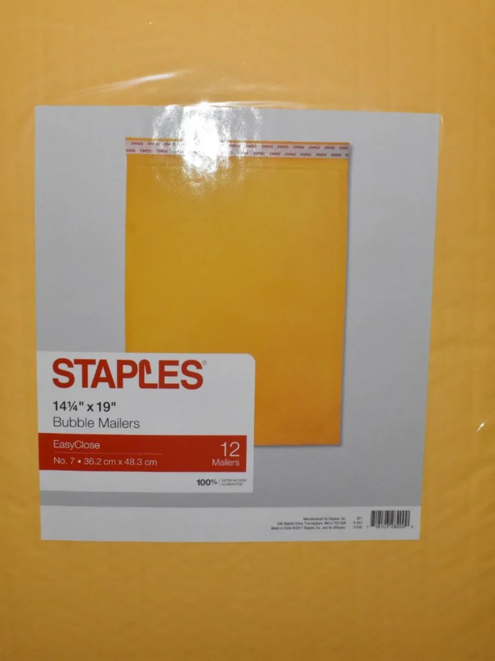 Staples Bubble Mailers, #7 Size, 14.25” x 19” — 12/Pack